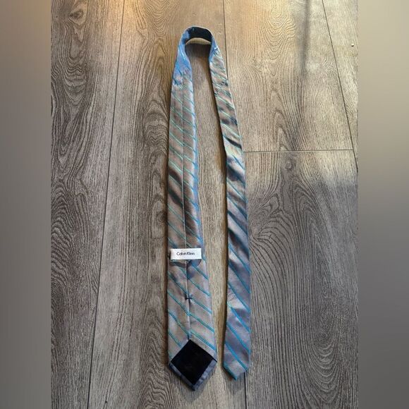 Calvin Klein Elegant Striped Blue and Gray Tie - Picture 2 of 4